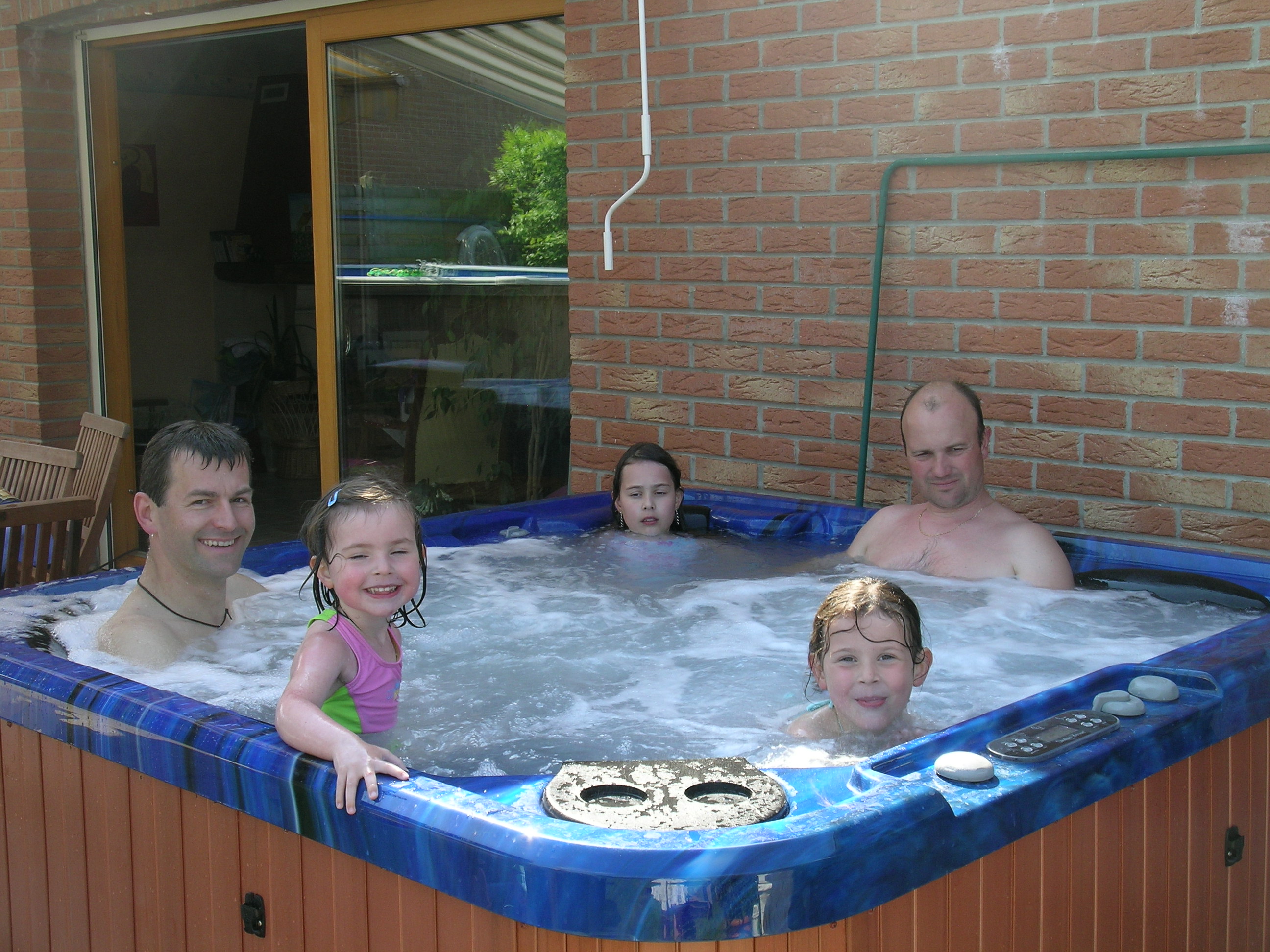je suis encore trop petit pour y aller avec papa et parrain