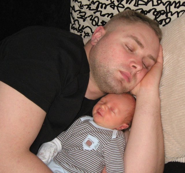 bon là je profite que papa fasse un petit dodo pour faire la sieste!!!